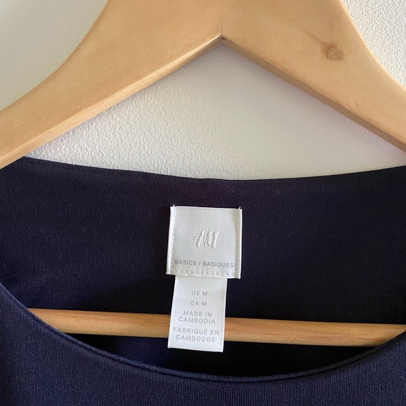 H&M long-sleeved navy shift dress. - Picture 2 of 3